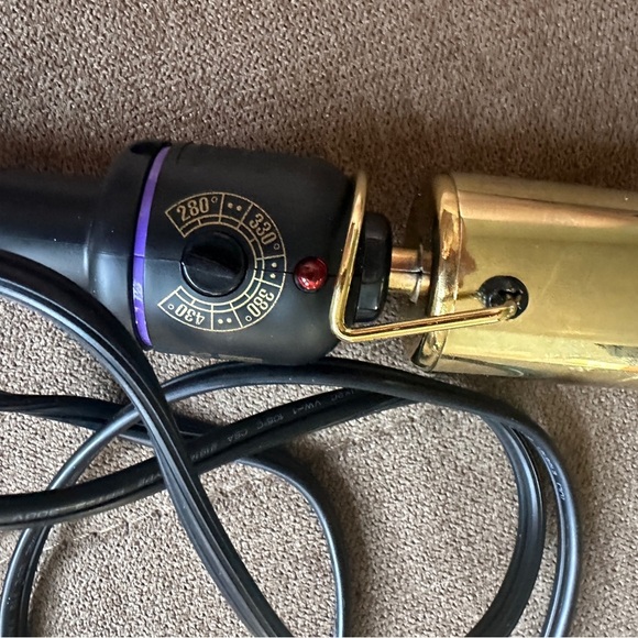Gold and Black Hair Styling Tool - Picture 3 of 4